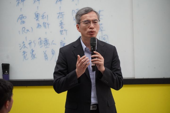 圖/中華工程人資處經理楊志偉向同學說明肯學和務實的重要性。