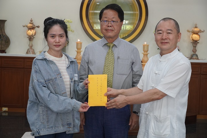 中華宏宗傳統文化推廣協會捐助急難救助善款10萬6,000元,由總指導高維陽(右)代表致贈予黎同學姊姊(左),中華大學副校長解鴻年(中)共同見證這份跨越國界的愛心。