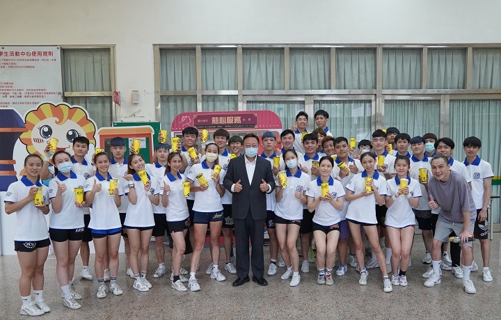 圖/中華大學校長劉維琪2度送上飲料慰勉啦啦隊的辛勞，肯定學生的好表現。