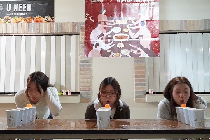 學生熱情參與「新春好運來」趣味闖關，在搶紅包的過程中感受臺灣年節的歡樂與祝福。