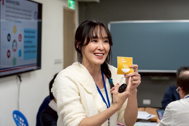 詹宜螢老師聚焦團體任務學習,引導學生以問題解決與實務案例連結永續旅遊議題,融入 SDGs 與在地觀察,深化協作能力、批判思考與行動導向的學習成效。