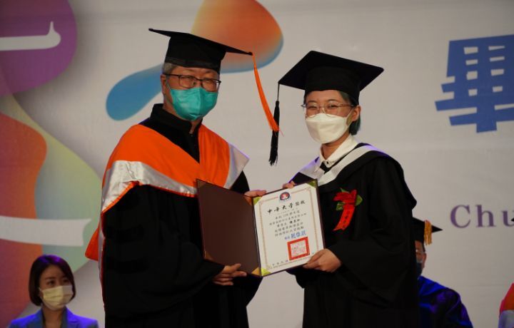 圖/中華大學副校長解鴻年頒獎給建築學院優秀畢業生。