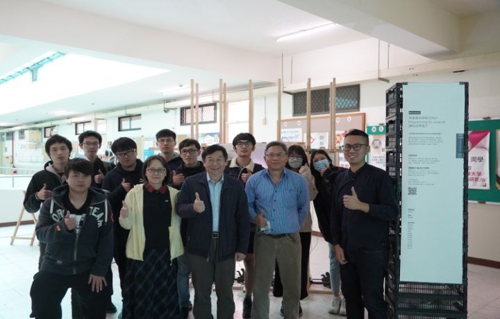 圖/中華大學資工系同學將平常寫程式的功力發揮在藝術創作上,讓資電學院院長連振昌(前排左3)和資工系主任石昭玲(前排左2)相當讚賞。