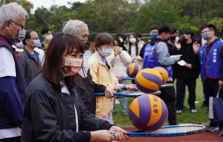 圖/趣賽味競賽的「求神拜佛」和「網球傳情」,老師共組了10隊參賽,下場與學生一起同歡。
