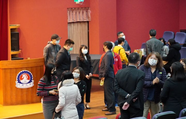 圖/實習就業媒合說明會結束後,8大企業集團各自分開和師生進行更深入的交流與面談。