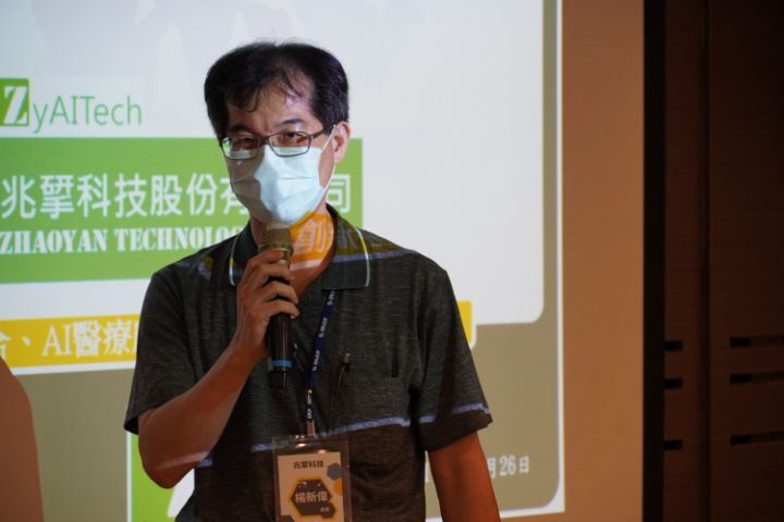 圖/兆揅科技AI 醫療康健事業處處長楊新偉是中華大學資工系畢業校友,他非常認同學校的辦學精神與理念,因此兒子目前也在中華大學資工系就讀。