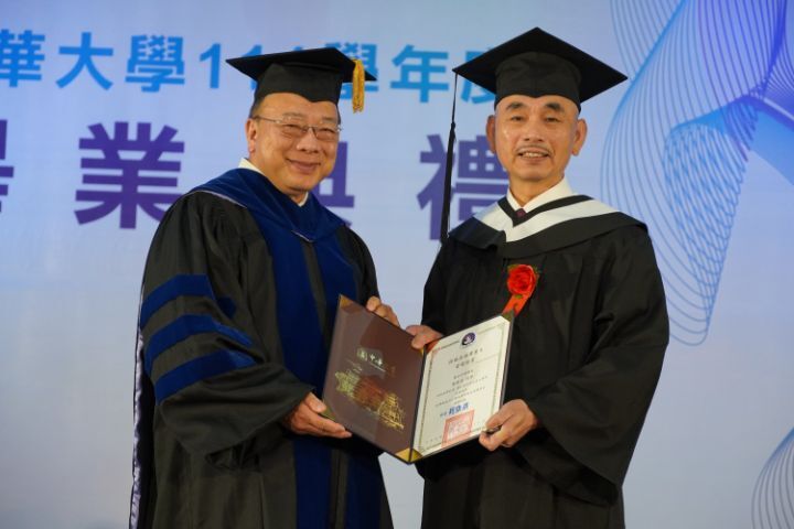 圖/中華大學校長劉維琪頒發特殊表現畢業生獎給餐旅系畢業生戴義祥，肯定他活到老學到老的精神。