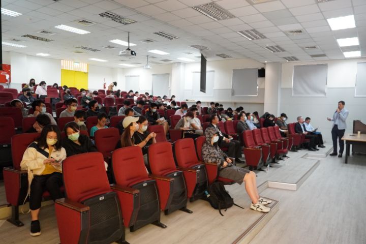 圖/中華工程在簽約儀式後,隨即在學校舉辦2場講座,和學生面對面分享經驗。