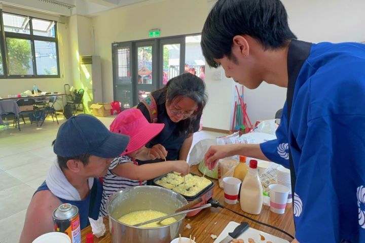 圖/洄游農村團隊日籍生在茄苳社區擺攤教小朋友製作章魚燒。