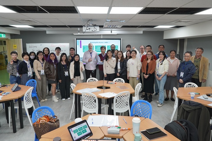 「第二屆 EMI 最佳實作互動教學國際研討會」與會講者與師生於中華大學合影;來自九國的 42 位教師學者齊聚一堂,展現『跨校協作 × 國際標準 × 實作導向』的多元學習能量。