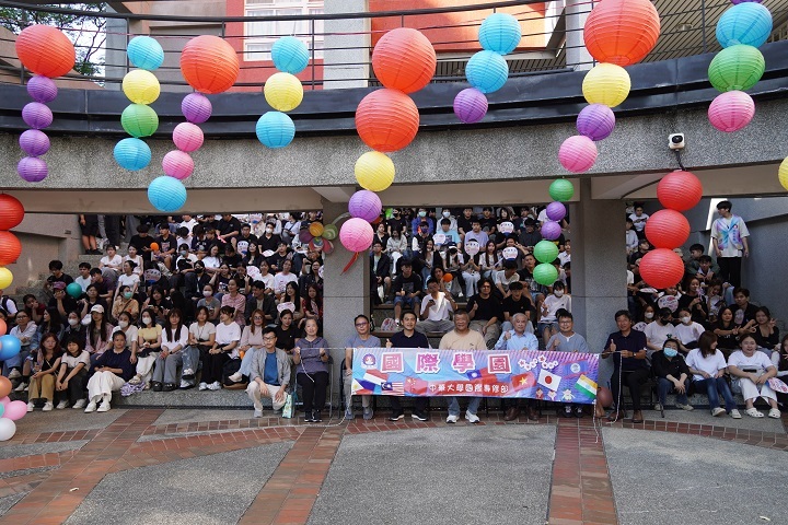 中華大學國際學園舉辦中秋節文化體驗活動,吸引逾300位各國學生參與,共同感受臺灣傳統節慶魅力。