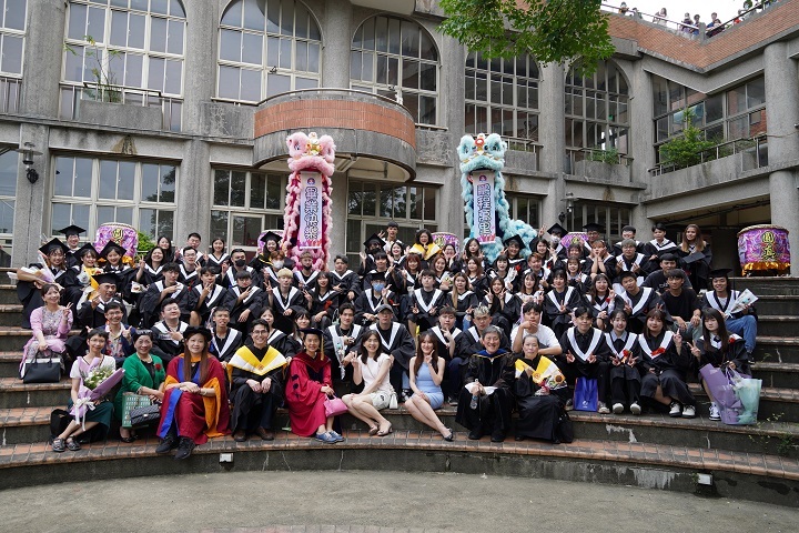 圖/中華大學觀光學院畢業生家長林文欽伉儷特別自掏腰包，贊助舞獅團表演祝福畢業生。