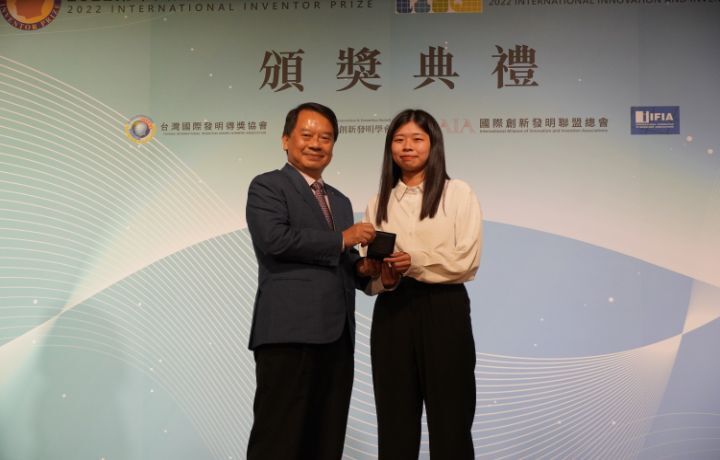 圖/工業管理學系大四生徐歆伃獲得銅牌肯定，開心上台領獎。