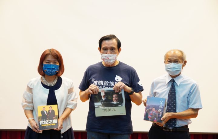 圖/馬英九演講會後致贈5本親筆簽名的書給中華大學圖書館典藏，由中華大學創辦人林政則（右）和觀光學院院長張馨文（左），代表學校接受。