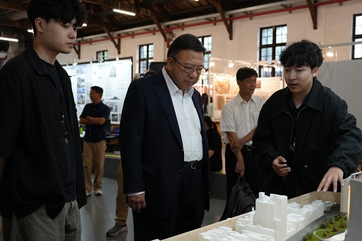 葉淳宗（右）與方泰生（左）同學以老街溪為題，透過慢行系統整合水岸與商業空間，展現城市思考。