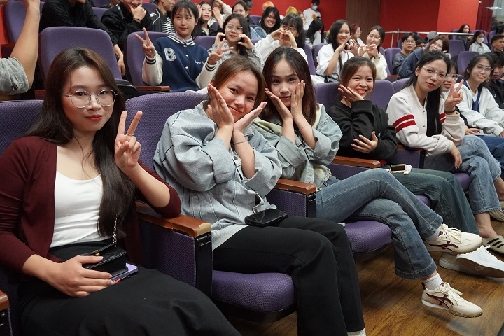 國際專修部學生熱情合影,笑容洋溢,展現青春活力與對新生活的期待,也為校園注入多元文化的溫度。