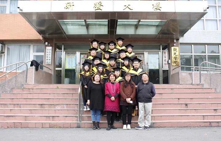 圖/蔡佩昕（二排左1）感謝中華大學觀光學院的栽培，讓她在學期間開闊視野，畢業後能順利挑戰高薪就業。