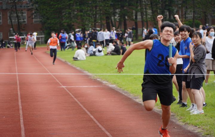 圖/大隊接力共分18隊比賽,選手在操場上賣力奔跑。