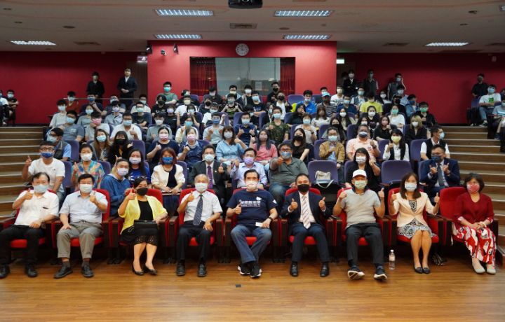 圖/馬英九演講會後和全體師生合影留念。