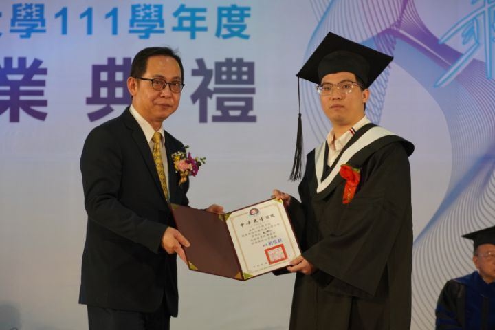 圖/中華大學校友總會長莊明熙頒發成績優異獎給在職專班畢業生。