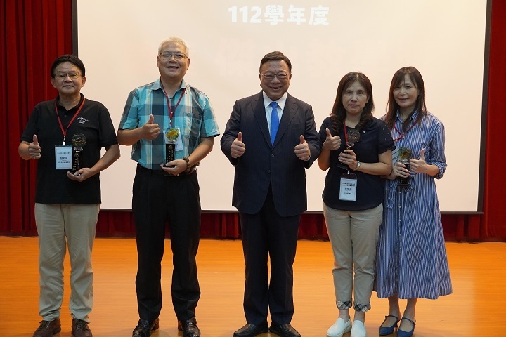 中華大學校長劉維琪（中）頒發「112學年度傑出教學獎」予（由左至右）林炳章、張筵儀、李愷莉及陳俐文老師。