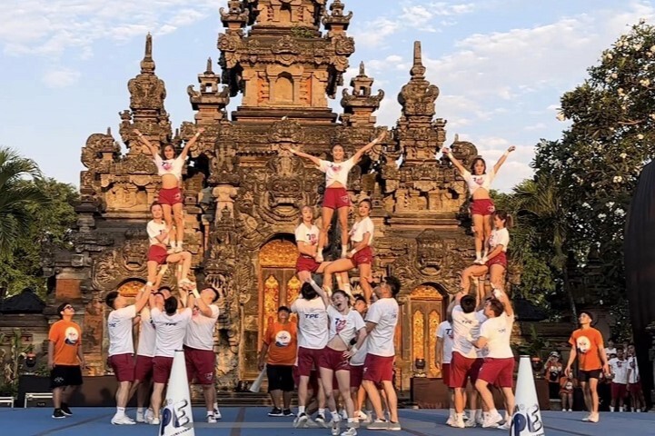 圖／中華大學學生今年10月份有十位學生代表台灣到峇里島參加亞洲啦啦隊錦標賽獲得銀牌的佳績，為國爭光。