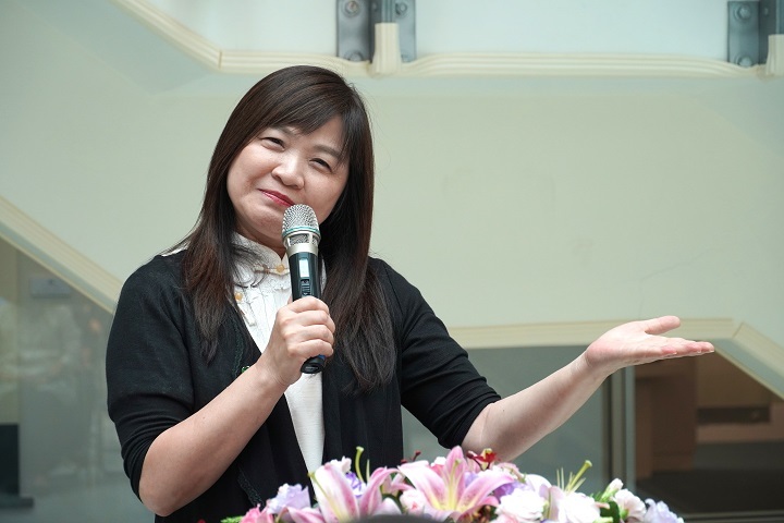 藝術家楊企霞分享創作心路歷程,感性談及藝術如何成為她與世界對話的方式,也感謝中華大學提供這次展出的舞台。