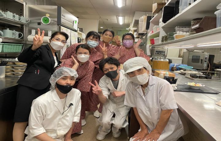 圖/學生在名古屋木曾路餐廳實習，店長（左1）和員工當相當照顧她們。