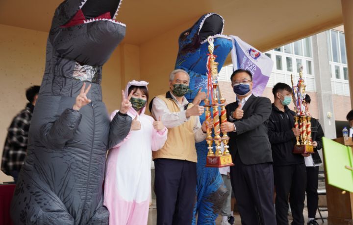 圖/光電系連續第6年奪得精神總錦標奪冠,由中華大學副校長游坤明(右)頒獎。