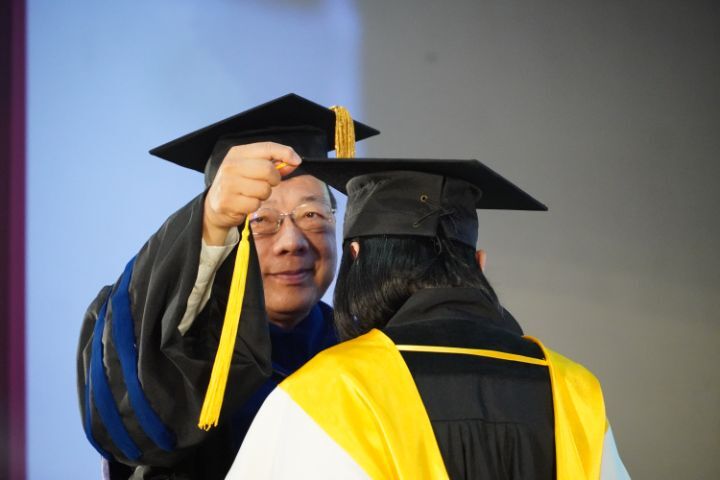 圖/中華大學校長劉維琪位畢業生撥穗。