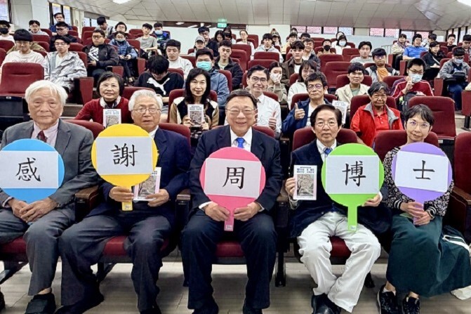 （左起）畫家張秋臺、編曲家陳友佳、校長劉維琪及周東寬博士與師生合影，共同推動健康促進理念。