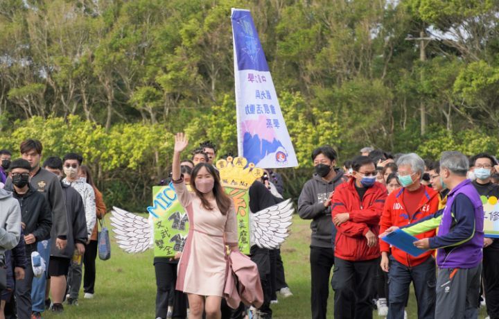 圖/運動會開場在系主任和老師的帶領下,學生依序進場。