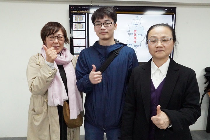 圖／應日系古睿樺同學（中間者）前來感謝高橋亞紀子教授（左1）及簡曉花院長（右1）的照顧。