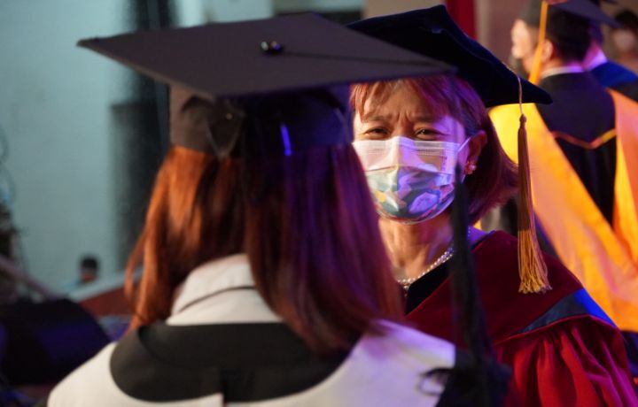 圖/中華大學觀光學院院長張馨文為畢業生撥穗前，表情相當不捨。