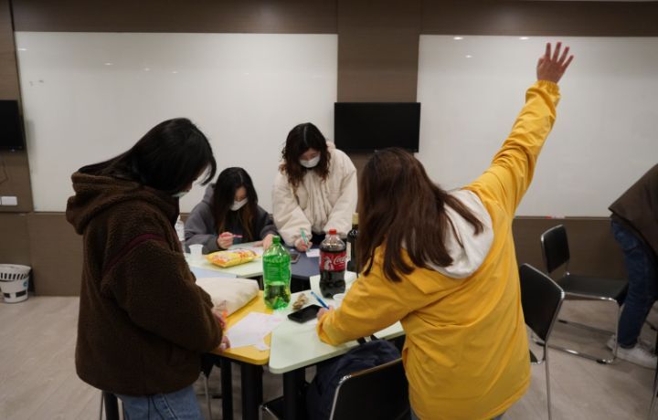 圖/應智學程日籍生也玩起日本忘年會必玩的賓果遊戲，贏家還有獎品可以拿。