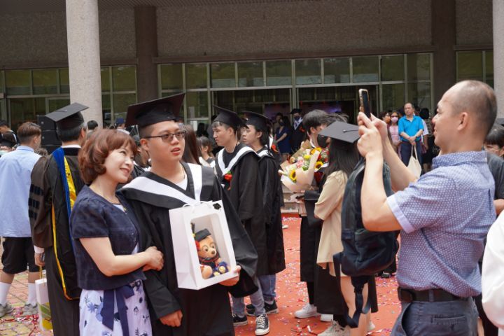 圖/中華大學畢業典禮吸引許多家長到場觀禮。
