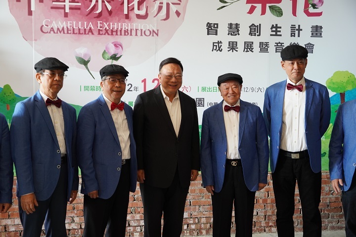 圖／中華大學校長劉維琪（中間）與前交通部長陳世圯（由右至左第二位）帶領的Celeb Band 名聲樂團合影留念