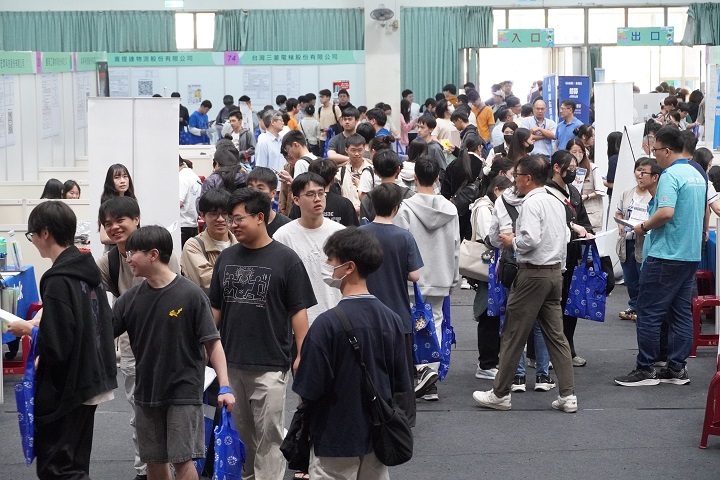 徵才博覽會現場人潮踴躍，除企業徵才外，活動規劃集點闖關、問卷兌換與抽獎等互動內容，讓學生在探索職涯方向的同時，也能滿載而歸。