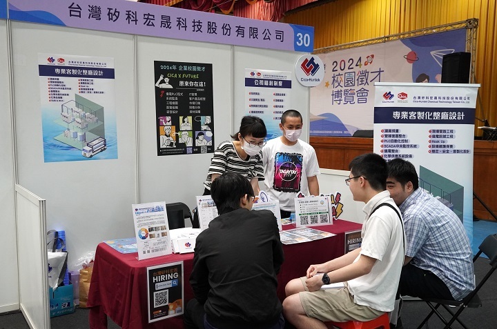 圖∕台灣矽科宏晟科技股份有限公司，在儀電工程師開出月薪70K的職缺，也吸引許多學生詢問。