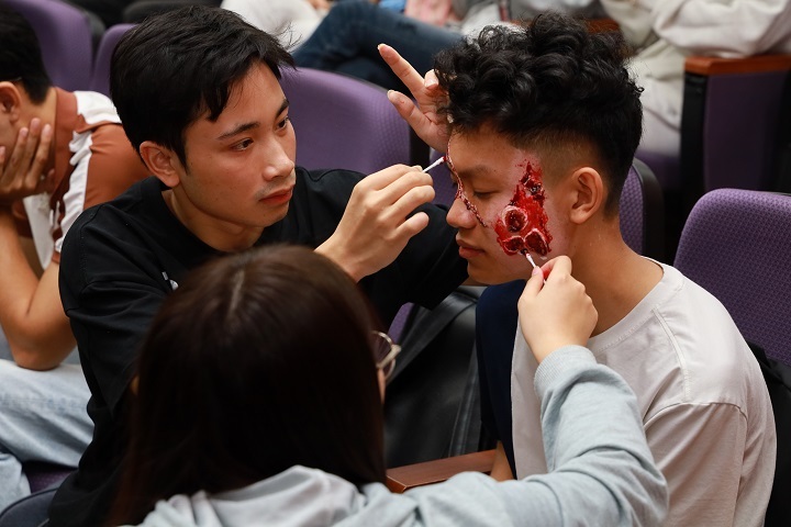 專業化妝老師現場教學,學生們聚精會神學習特效妝技巧,將萬聖節妝扮化為一場藝術創作。