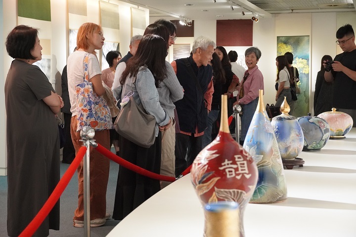 與會貴賓駐足欣賞作品,細細品味彩墨與彩瓷交織出的藝術語彙,感受創作背後的深層哲思。