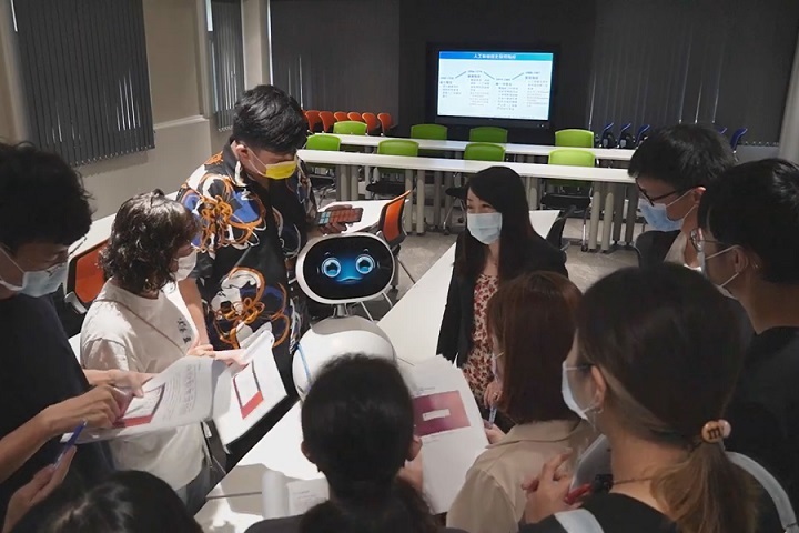 圖／中華大學超前部署與微軟於2018年共同建置全台灣第一間AI+體驗中心，將全球最新的人工智慧技術應用帶進校園。