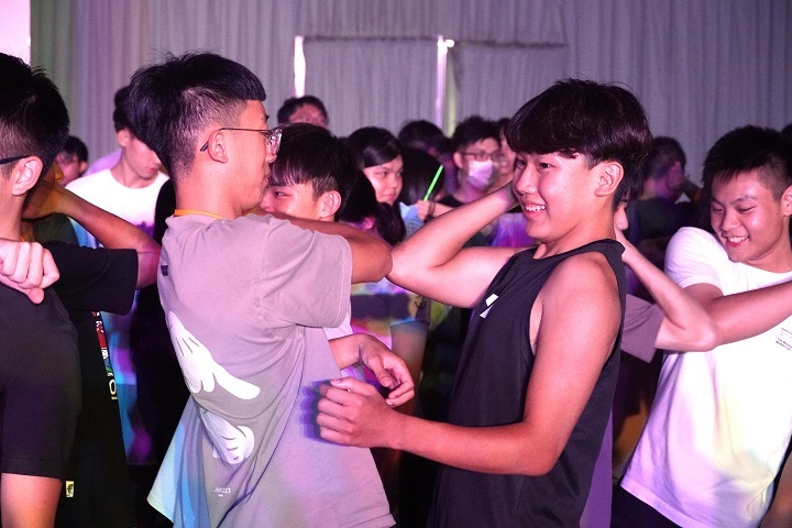 圖/學生們藉由互動遊戲,彼此破冰認識。