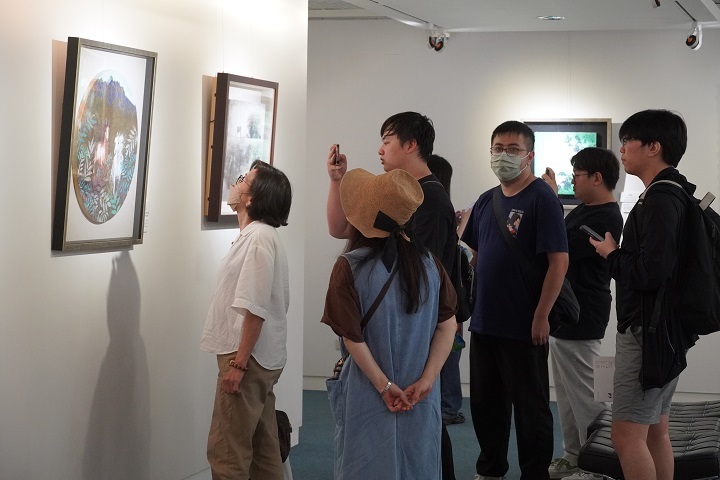 學生駐足展場欣賞作品，在藝術氛圍中培養感受力，讓美學融入校園日常。