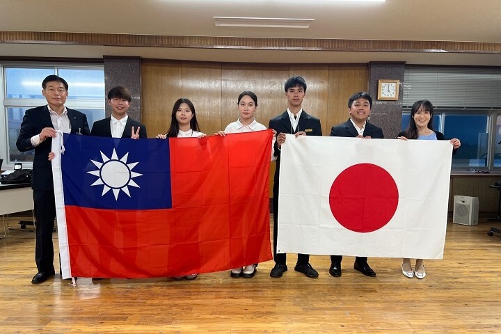 圖／立山町舟橋貴之町長（左一）在任命儀式當天頒發學生「觀光大使」的榮譽。（右一為觀光與會展活動學系詹宜螢主任）