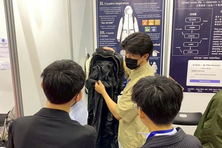 蔡子寧、李水奕設計《雨悠包》，巧妙整合背包與雨衣，榮獲金獎！