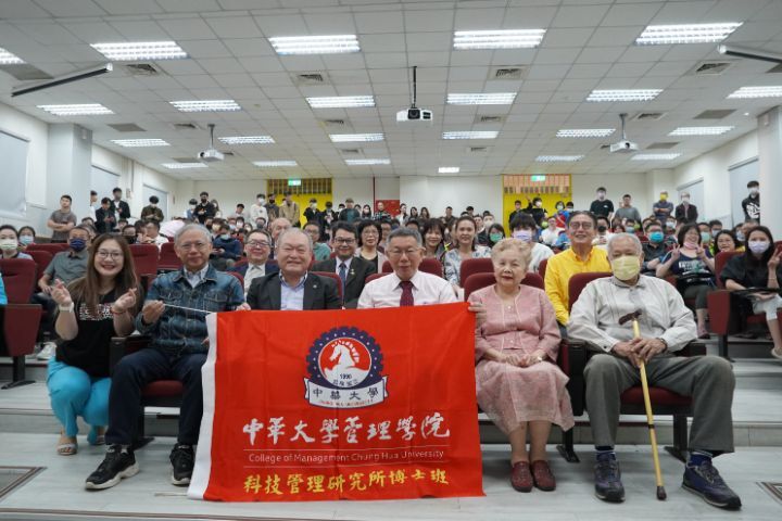 圖/中華大學管理學院碩士班每周六都會舉辦「產業發展講座」，邀請各界菁英蒞校和同學分享經驗。