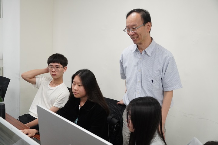 圖／行管系林瑞盛教授指導學生AI應用及數位行銷等技能，強化學生競爭力。