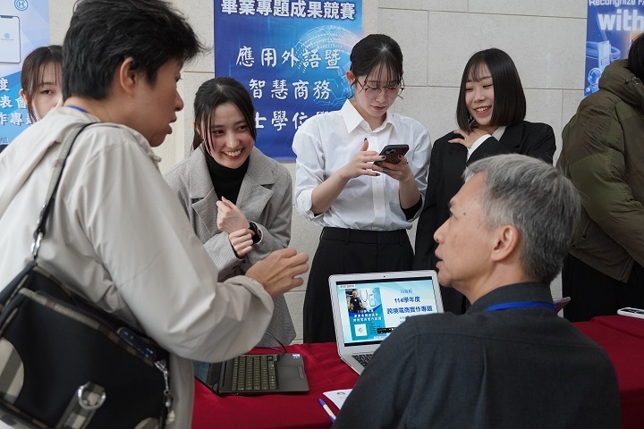 應用外語暨智慧商務學士學位學程團隊：「我們希望將能帶來安心與安全的高齡者關懷產品推向海外市場。這次專題不只是創意，更讓我們學會從企業需求與市場角度出發。」