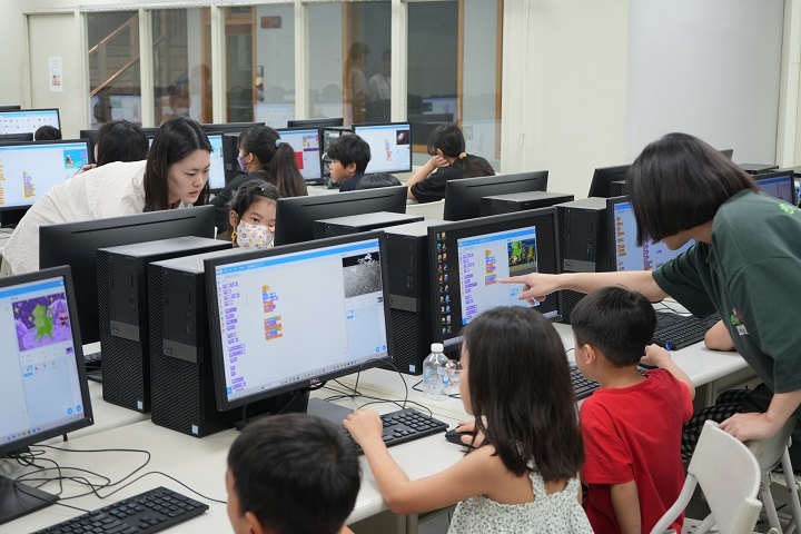 為向下扎根學童的資訊應用能力所規劃的「Scratch 程式設計」課，最受小朋友們喜歡。